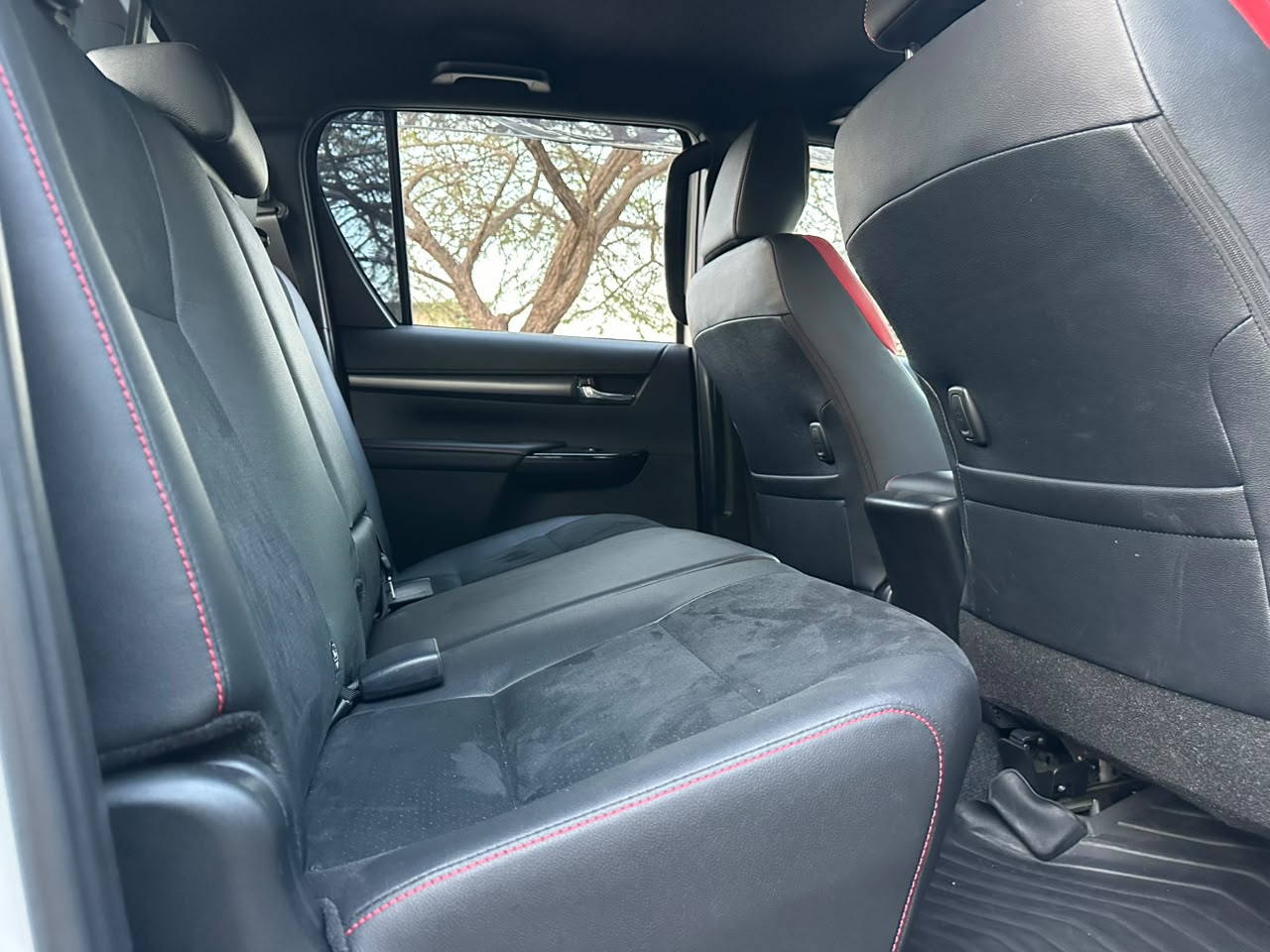 TOYOTA HILUX DOUBLE CABIN thumbnail 5
